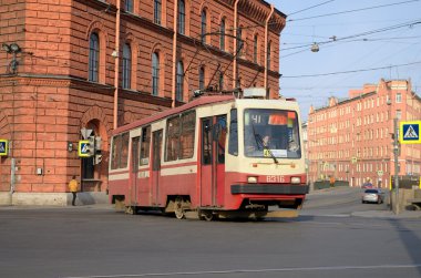 Tramvay şehrin sokaklarında.