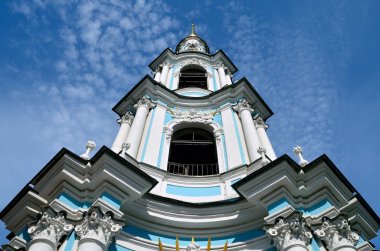 Gökyüzüne karşı kilise kule.
