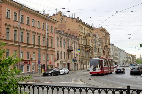 Tramwaj na danej ulicy miasta. — Zdjęcie stockowe