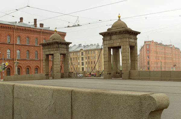 Överbrygga med torn av granit på floden Fontanka. — Stockfoto