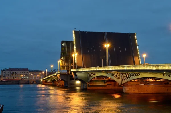 De brug over de rivier aan de orde gesteld. — Stockfoto