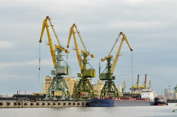 Trabajo en el puerto marítimo . — Foto de Stock