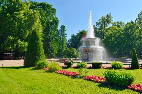 Ein schöner Brunnen im Park. — Stockfoto