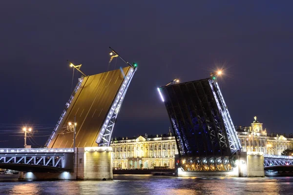 Les ponts-levis de Saint-Pétersbourg . — Photo