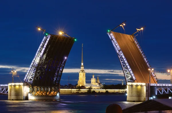 Los puentes levadizos de San Petersburgo . — Foto de Stock