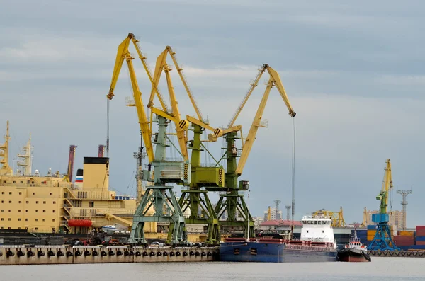 Trabajo en el puerto marítimo . — Foto de Stock