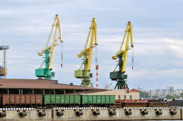 Carga de buques en puerto . — Foto de Stock