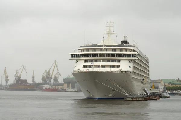 Tourist ship at the pier. — Stock Photo, Image