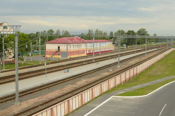 Järnväg plattform i Buda-Koshelevo. — Stockfoto