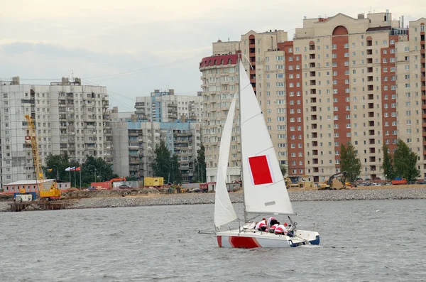 A lonely sail on the horizon. — Stock Photo, Image