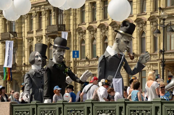 Una procesión de títeres por las calles de la ciudad . — Foto de Stock