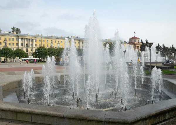 町の広場の噴水. — ストック写真
