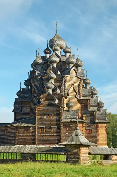 Die alte Kirche aus Holz. — Stockfoto