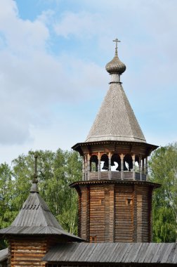 Kilise avlusunda çan kulesi.