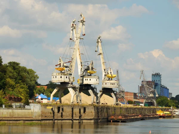 En Last kranar i hamnen. — Stockfoto