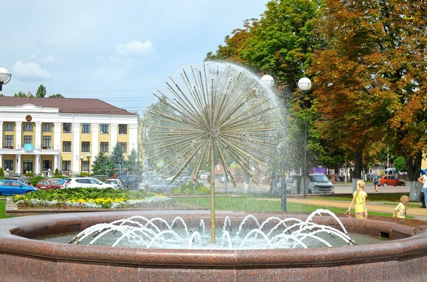 La fuente en la plaza de la ciudad . —  Fotos de Stock