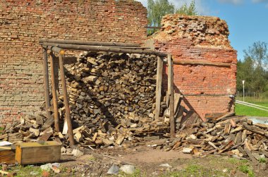 Duvara yığılmış yakacak odun.