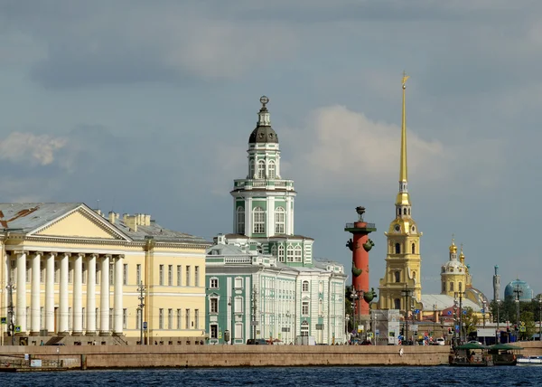 Městská architektura v létě. — Stock fotografie