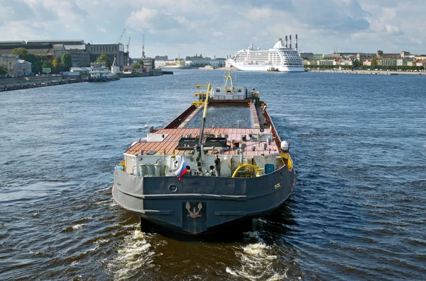 Navio de carga no rio. — Fotografia de Stock