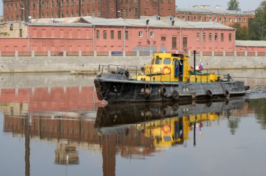 Tekne-nehirde römorkör.