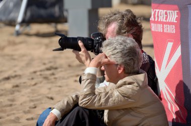 Seyircilerin regatta izliyor.