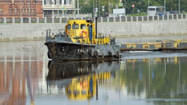 Tekne-nehirde römorkör.