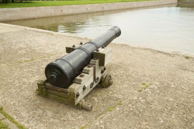 Sahilde eski savaş topu.