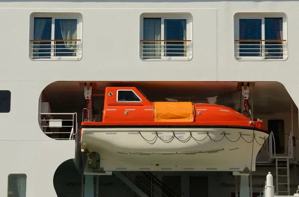 Reddingsboot op het schip. — Stockfoto