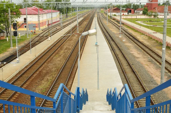 Las escaleras a las vías del tren . —  Fotos de Stock