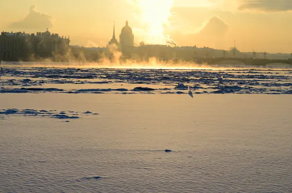 Le soleil se lève sur la ville . — Photo