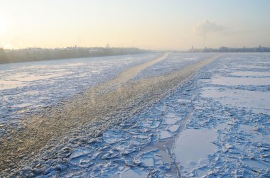 Gemi buzları kırdı.