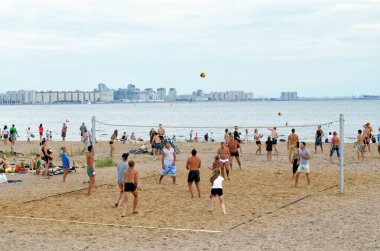 Aziz Petersburg. - Rusya. 9 Ağustos 2014. Gençler plajda voleybol oynuyorlar. Hafta sonları güzel bir açık hava aktivitesi..