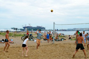 Aziz Petersburg. - Rusya. 9 Ağustos 2014. Gençler plajda voleybol oynuyorlar. Hafta sonları güzel bir açık hava aktivitesi..