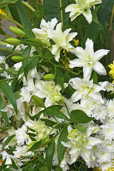 Florales Arrangement Von Frischen Blüten Der Mitte Des Straußes Ist — Stockfoto