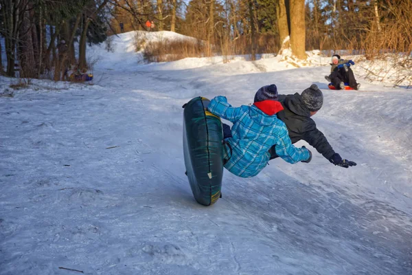 Russia San Pietroburgo Gennaio 2021 Shuvalov Park Slittino Alta Montagna — Foto Stock