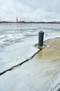 Bahar geldi, hava ısındı ve nehirdeki buz erimeye başladı..