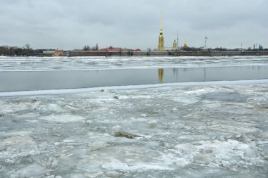 Bahar geldi, hava ısındı ve nehirdeki buz erimeye başladı..