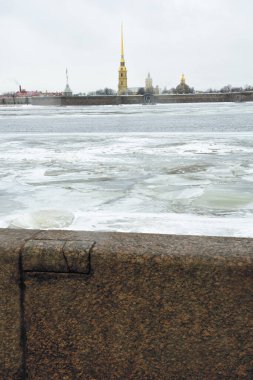 Bahar geldi, hava ısındı ve nehirdeki buz erimeye başladı..