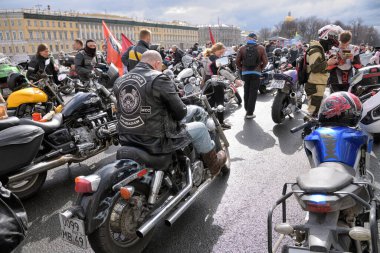 Saint-Petersburg.April 24.2021 St. Petersburg.Motorcular 2021 motorsiklet sezonunun açılışını yaptılar. Bu sabahtan itibaren, motorcular Palace Meydanı 'na gelmeye başladı. Festivalde birçok izleyici toplandı, konserler düzenlendi..