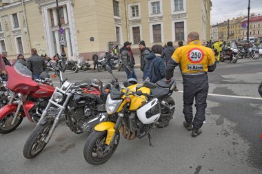 Saint-Petersburg.April 24.2021 St. Petersburg.Motorcular 2021 motorsiklet sezonunun açılışını yaptılar. Bu sabahtan itibaren, motorcular Palace Meydanı 'na gelmeye başladı. Festivalde birçok izleyici toplandı, konserler düzenlendi..