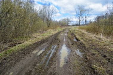 Bahar çamur ve off-road. Yağmurdan sonra yolda çamur ve su birikintileri var..