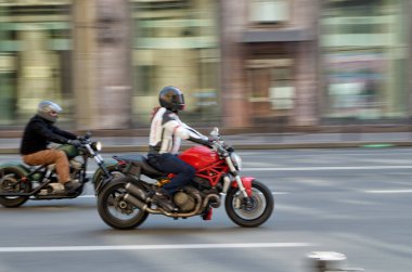 Şehir caddesinde motosiklet sürerken.