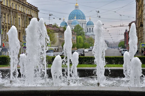 Létě Jsou Městě Zapnuté Fontány Horkém Počasí Kolem Nich Chladno — Stock fotografie