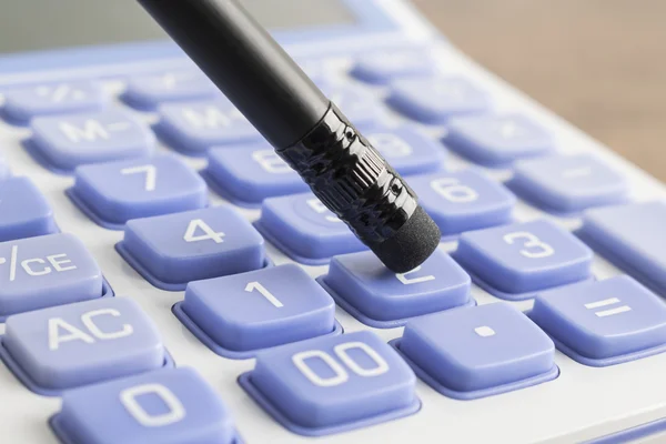 Pulsando el botón numérico de la calculadora con lápiz —  Fotos de Stock