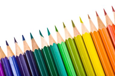 beyaz izole bir hat kompozisyon kümesindeki renkli kalem