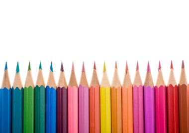 beyaz izole bir hat kompozisyon kümesindeki renkli kalem