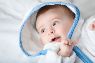  güzel küçük bebek beyaz havlu büyük gülümseme 