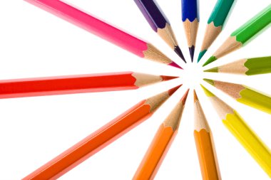 renkli kalem dairesel kompozisyon kümesi üzerinde beyaz izole