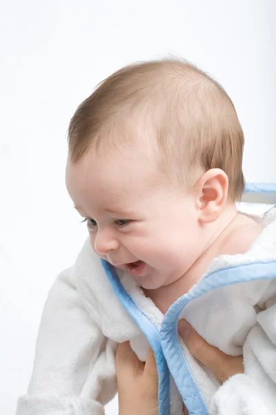 Mooie kleine baby met grote glimlach in witte handdoek — Stockfoto