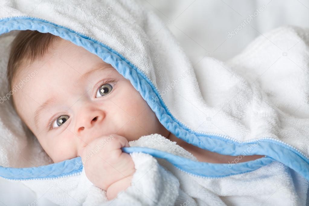 Beau Petit Bebe Avec De Gros Yeux En Serviette Blanche Mordre Sa Main Image Libre De Droit Par Info Zonecreative It C